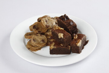 Fototapeta na wymiar chocolate chip cookies and walnut and dark chocolate brownies