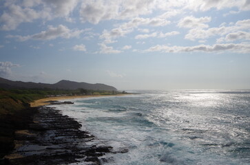 波が押し寄せる海岸