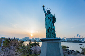 Fototapeta premium Sunny view of the Rainbow Bridge and Odaiba Statue of Liberty