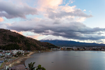 Obraz premium Afternoon high angle view of the Mt. Fuji with cityscape
