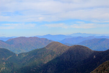 秋の伊吹山から見る北陸、岐阜の山並み