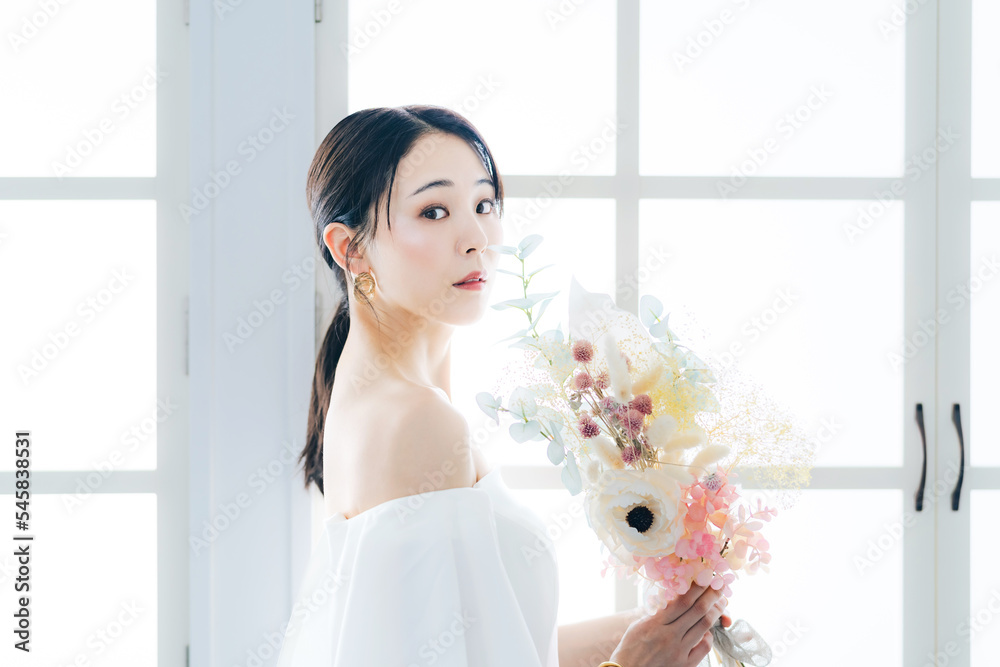 Aufkleber 白いドレスを着て花束を持った女性のポートレート　ブライダル　ウェディング