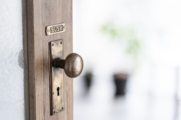 背景がボケたアンティークなドアノブのアップ