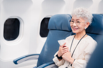 飛行機で旅行する高齢の女性