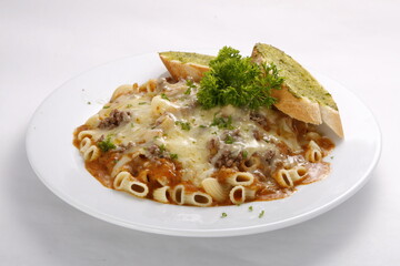 Macaroni spaghetti with pesto toast