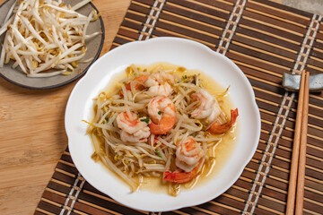 Stir Fried Shrimp with Bean Sprouts in Oyster Sauce
