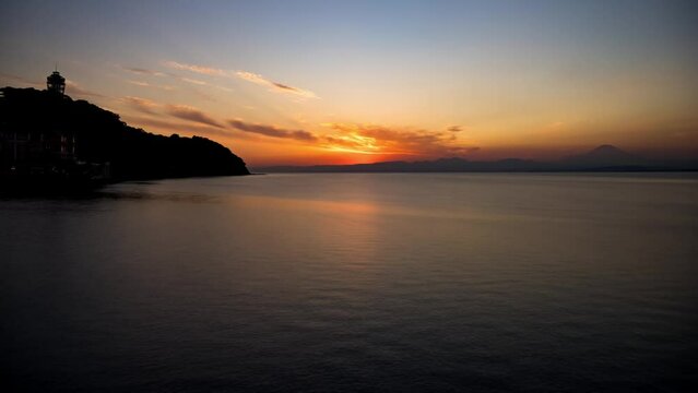 江ノ島と富士山の間に沈む夕陽(4K)タイムラプス