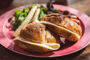 ブリーチーズを挟んだクロワッサンとソーセージのワンプレート