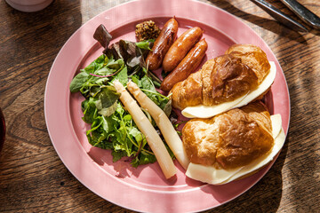 ブリーチーズを挟んだクロワッサンとソーセージのワンプレート