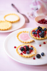 Close up Aufnahme von Mini Törtchen Tarts mit Beeren