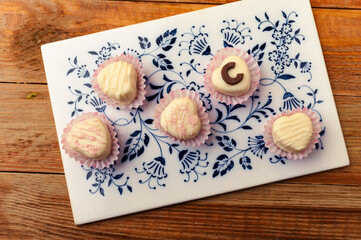 Selbstgemachte Pralinen aus weisser Schokolade