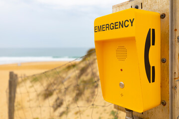 Teléfono de emergencia (emergency) en una playa