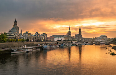 Fototapeta na wymiar Dresden Panorama zur goldenen Stunde