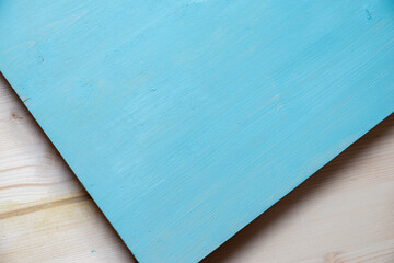青色に塗られた木材