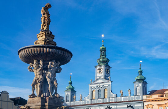 Czech Republic, South Bohemian Region, Ceske Budejovice, Samson Fountain on Premysl Otakar II Square with city hall in background