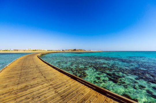 Egypt, Red Sea Governorate, Empty boardwalk in Soma Bay