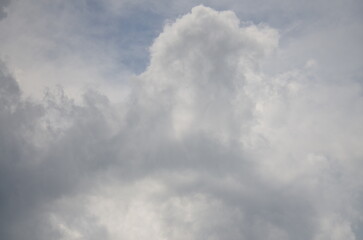 Wolken und Fernansicht auf den Regen