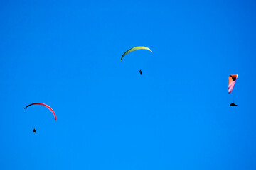 Photo shoot of the flight of a paragliding group