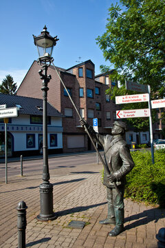 statue for the historic figure of the lateerepit, the man who lights up the laterns in the evening  in former times