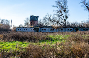 Obraz premium View of an abandoned farm. Old farm building all forgotten and falling down.