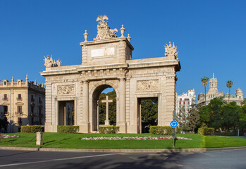 Fototapeta na wymiar Valencia - España, diferentes vistas turísticas de la ciudad, puentes, monumentos, calles y parques