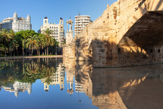 Valencia - Espa&ntilde;a, diferentes vistas tur&iacute;sticas de la ciudad, puentes, monumentos, calles y parques
