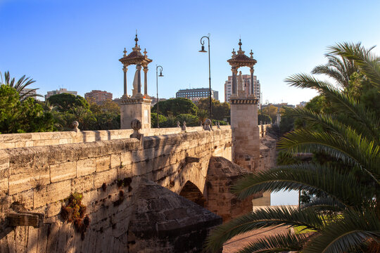 Valencia - Espa&ntilde;a, diferentes vistas tur&iacute;sticas de la ciudad, puentes, monumentos, calles y parques