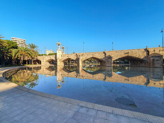 Valencia - España, diferentes vistas turísticas de la ciudad, puentes, monumentos, calles y parques