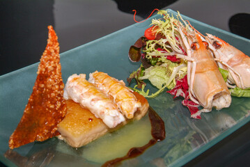 Papada de cerdo confitada y crujiente de cigalas