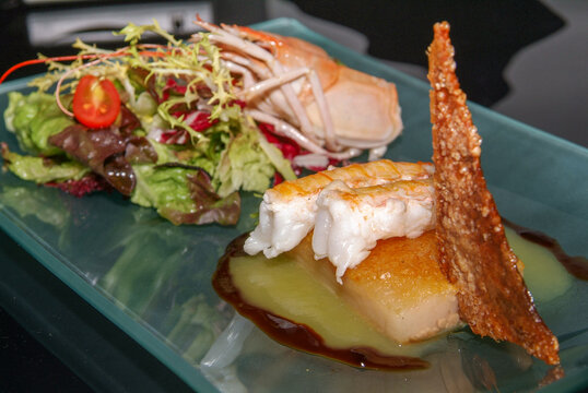 Papada de cerdo confitada y crujiente de cigalas