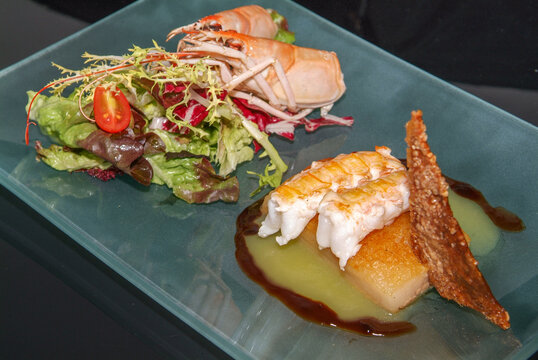 Papada de cerdo confitada y crujiente de cigalas