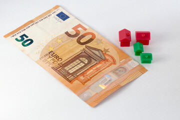 Casitas en miniatura sobre billetes de euro