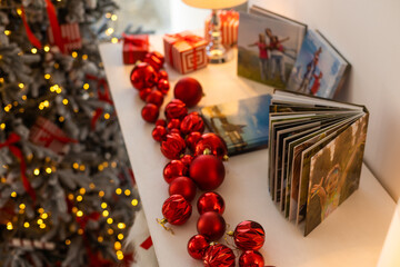 Obraz na płótnie Canvas travel photo books lie near the Christmas tree