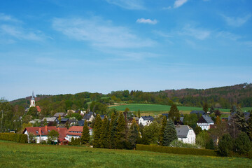 Obraz premium Blick auf Wehrsdorf in der Oberlausitz im Frühjahr 