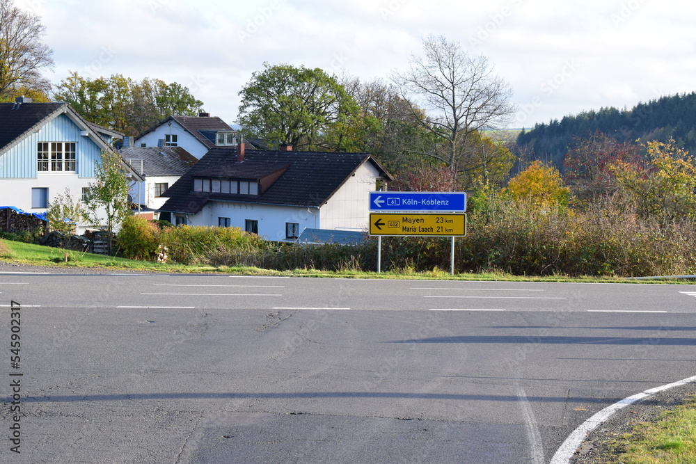 Poster verkehrsschild an einer eifelstrasse