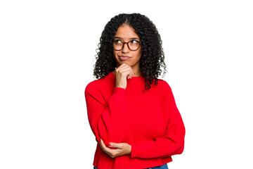Young cute brazilian woman isolated thinking and looking up, being reflective, contemplating,...