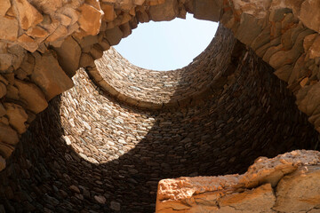 Vue intérieure d'une tour ronde en pierre sur l'île de Sifnos dans les Cyclades