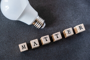 Matter Schrift auf Stempeln und eine LED Leuchte, top Shot