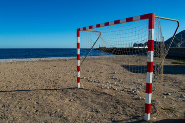 Portería de fútbol en la playa del pequeño pueblo de Altea para que puedan jugar los niños y...