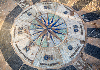 Antigua brújula pintada en el suelo en lo alto del pueblo de Altea en Alicante con sus diferentes puntos cardinales. - obrazy, fototapety, plakaty
