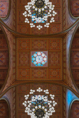 Budapeszt Synagoga Wielka w środku z drewnianymi ławkami ornamenty i zdobienia na suficie	