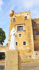 Fototapeta na wymiar Escultura de San Antonio en un jardín en Altafulla, Cataluña, España y Europa