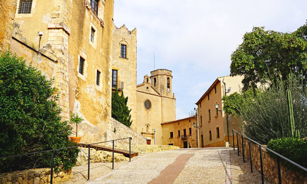 Iglesia de Sant Marti y castillo de Altafulla, Tarragona, Catalunya, Espa&ntilde;a, Europa
