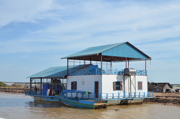 Fototapeta na wymiar Floating Houses Mekong River phnom Phen Cambodia