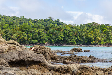 Fototapeta na wymiar Beach on the coast of the Pacific Ocean in Costa Rica. Manuel Antonio Park