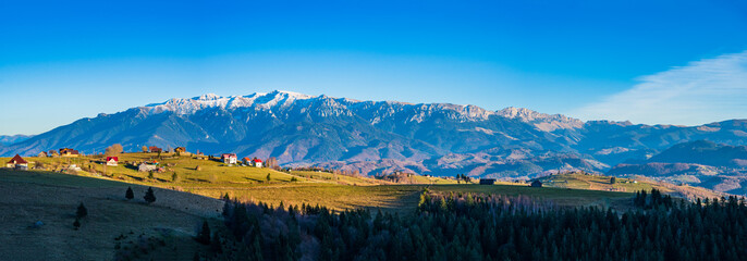 Panoramaaufnahme des Bucegi Gebirge am östlichen Rand der Südkarpaten nahe Brasov in Rumänien