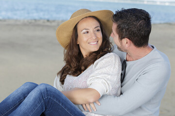 Obraz premium romantic couple hugging and smiling