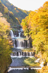 田原の滝の紅葉風景2022