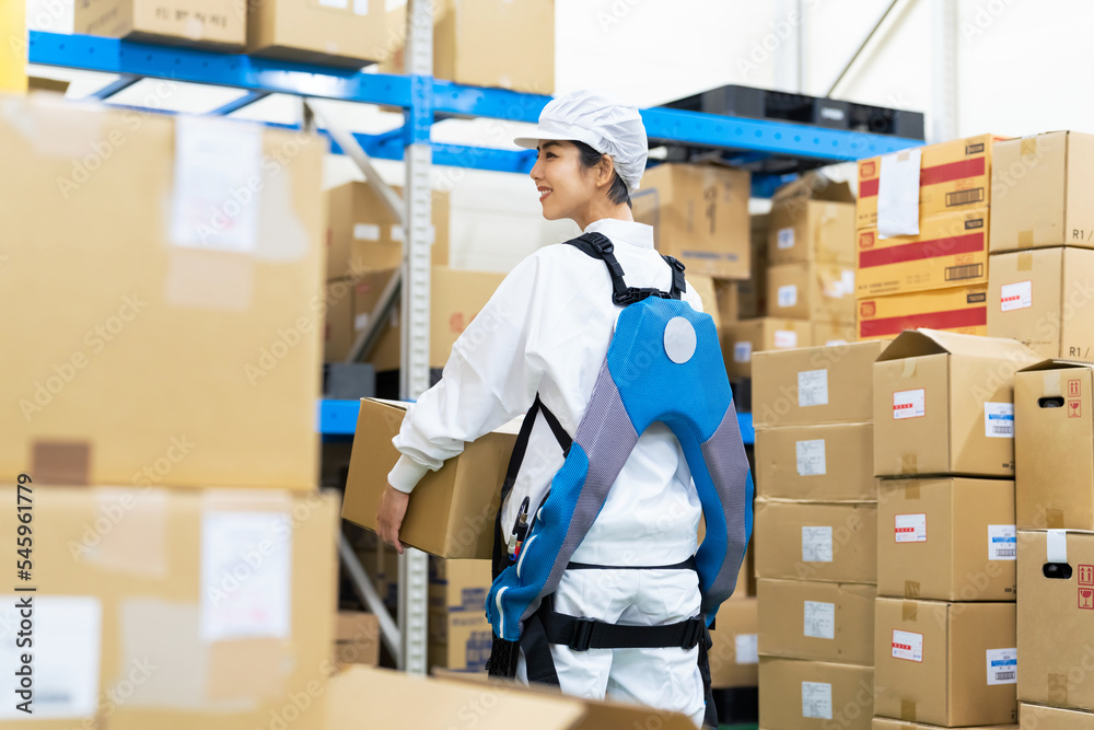 Aufkleber 食品倉庫でパワーアシストスーツを着て荷物を持ち上げる女性