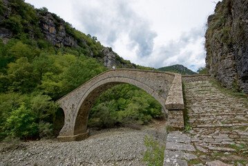 Fototapeta na wymiar Griechenland - Zagorochoria - Vikos Schlucht - Misiou's Steinbrücke